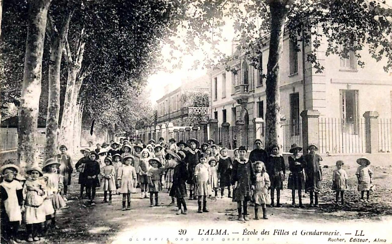 1819- L'Alma - Ecole de Filles et la Gendarmerie.jpg
